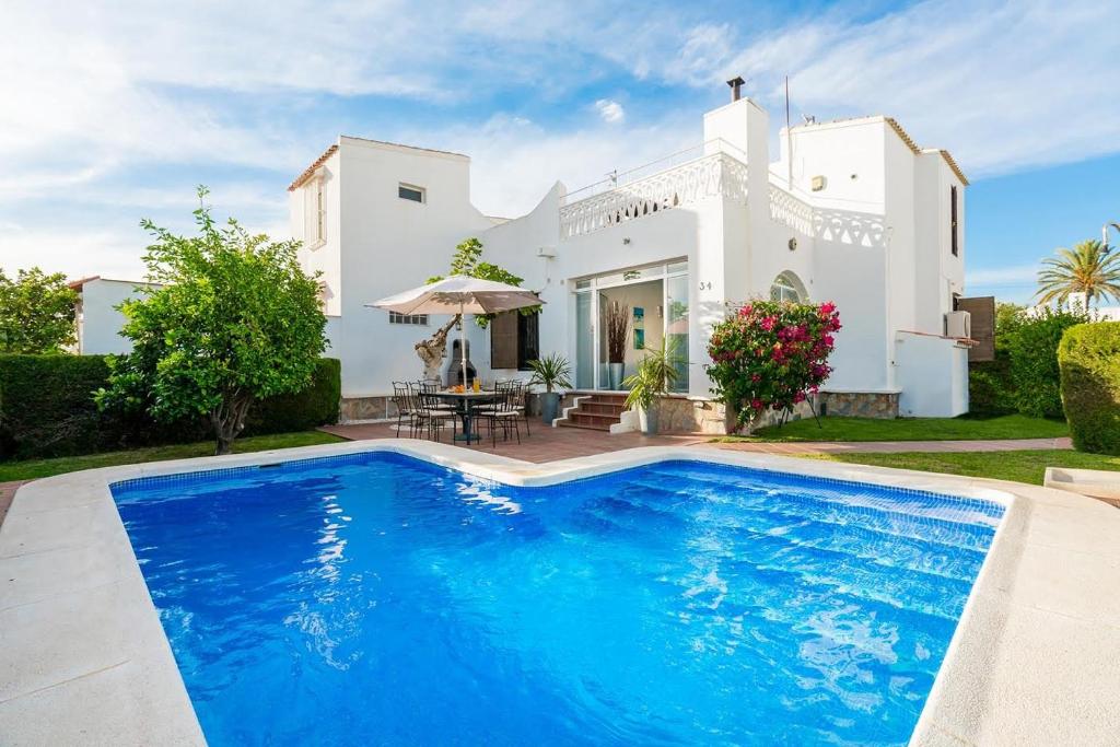 een villa met zwembad voor een huis bij Fig Tree Villa in Orihuela-Costa