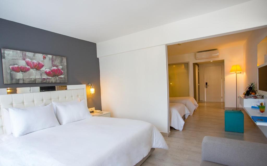 Postel nebo postele na pokoji v ubytování Le Bleu Hotel & Resort Kusadasi