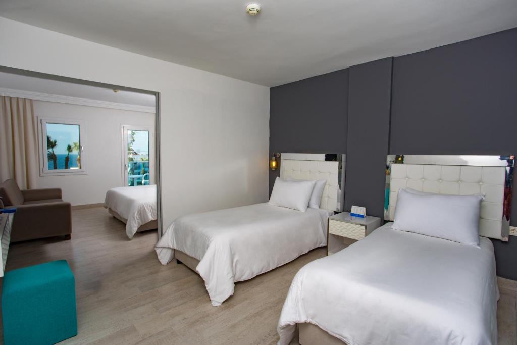 Postel nebo postele na pokoji v ubytování Le Bleu Hotel & Resort Kusadasi