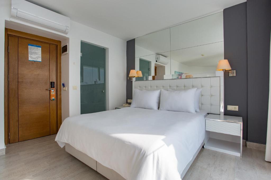 Postel nebo postele na pokoji v ubytování Le Bleu Hotel & Resort Kusadasi