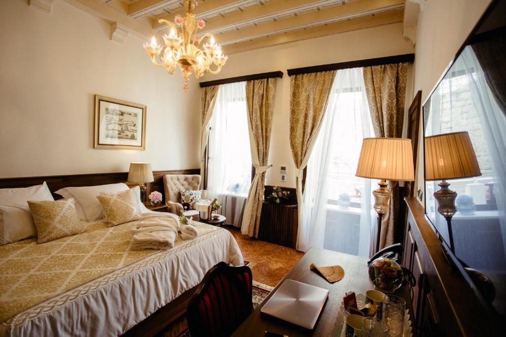 Posteľ alebo postele v izbe v ubytovaní Heritage Hotel Cardo