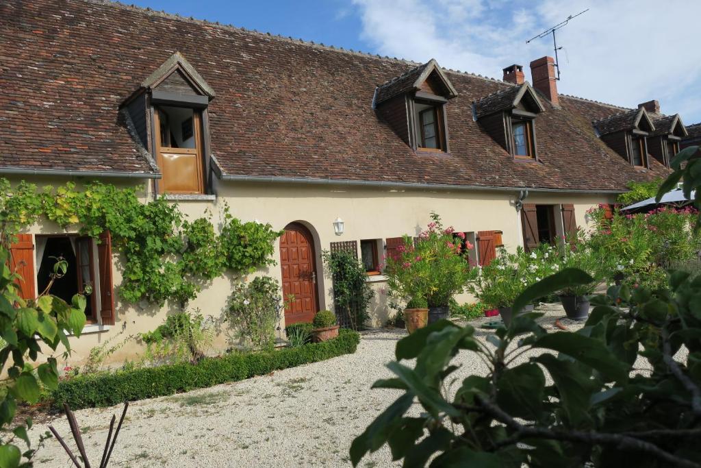 stary dom z czerwonymi drzwiami i winoroślą w obiekcie Domaine de la Botterie w mieście Azay-le-Ferron