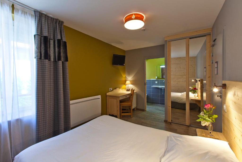Postel nebo postele na pokoji v ubytování Logis Hôtel LBB - les 2 lacs