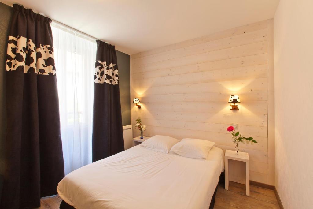 Postel nebo postele na pokoji v ubytování Logis Hôtel LBB - les 2 lacs