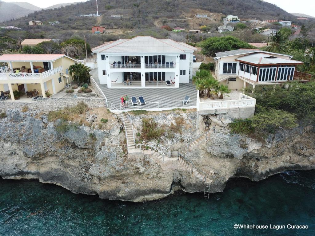 eine Luftansicht eines Hauses auf einer Klippe in der Unterkunft Whitehouse Lagun Apartments in Lagun