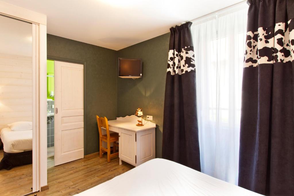 Postel nebo postele na pokoji v ubytování Logis Hôtel LBB - les 2 lacs