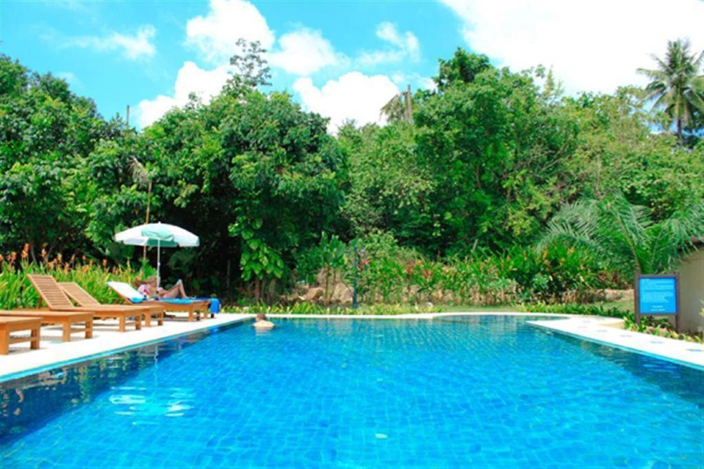 Bazén v ubytování Baan Rom Mai Resort nebo v jeho okolí