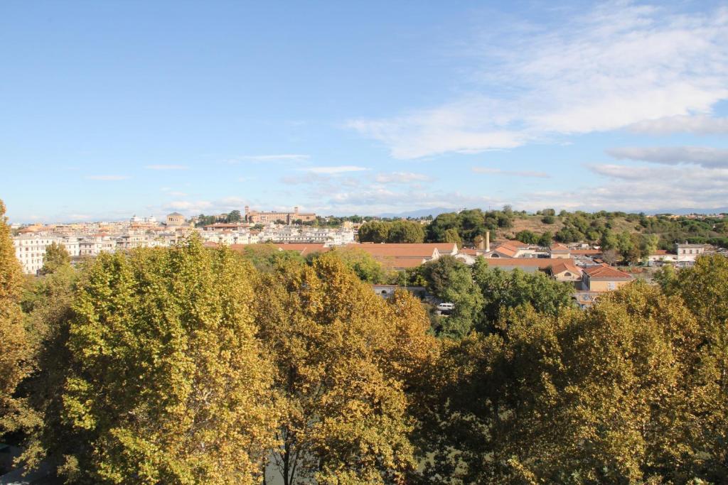Nespecifikovaný výhled na destinaci Řím nebo výhled na město při pohledu z aparthotelu
