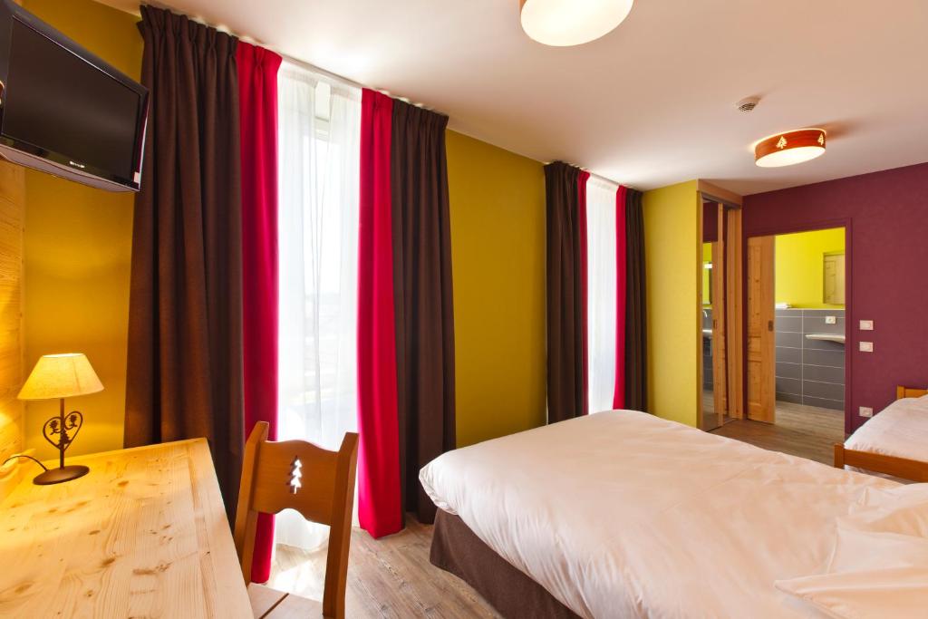 Postel nebo postele na pokoji v ubytování Logis Hôtel LBB - les 2 lacs
