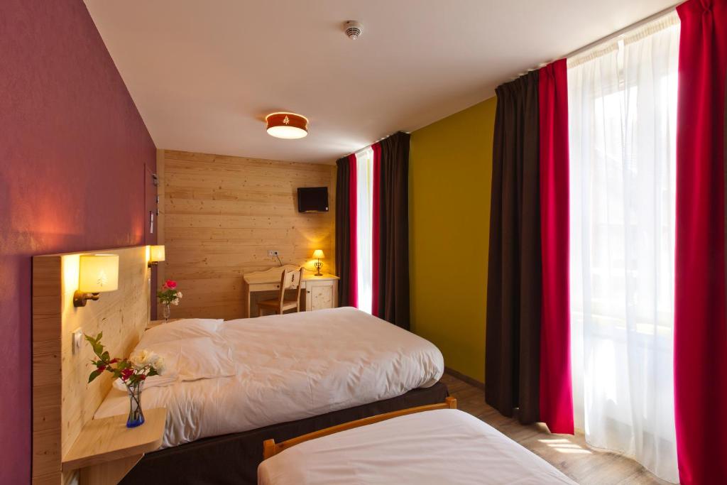 Postel nebo postele na pokoji v ubytování Logis Hôtel LBB - les 2 lacs