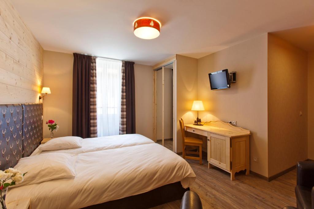 Postel nebo postele na pokoji v ubytování Logis Hôtel LBB - les 2 lacs