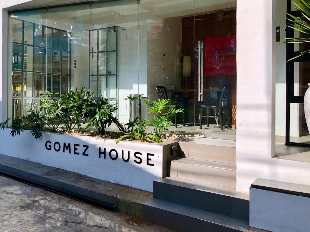 Przednia część sklepu z napisem "comeez house" w obiekcie Gomez House w mieście Manila