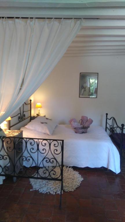 1 dormitorio con 1 cama con dosel en Le vol du Papillon, en Treigny