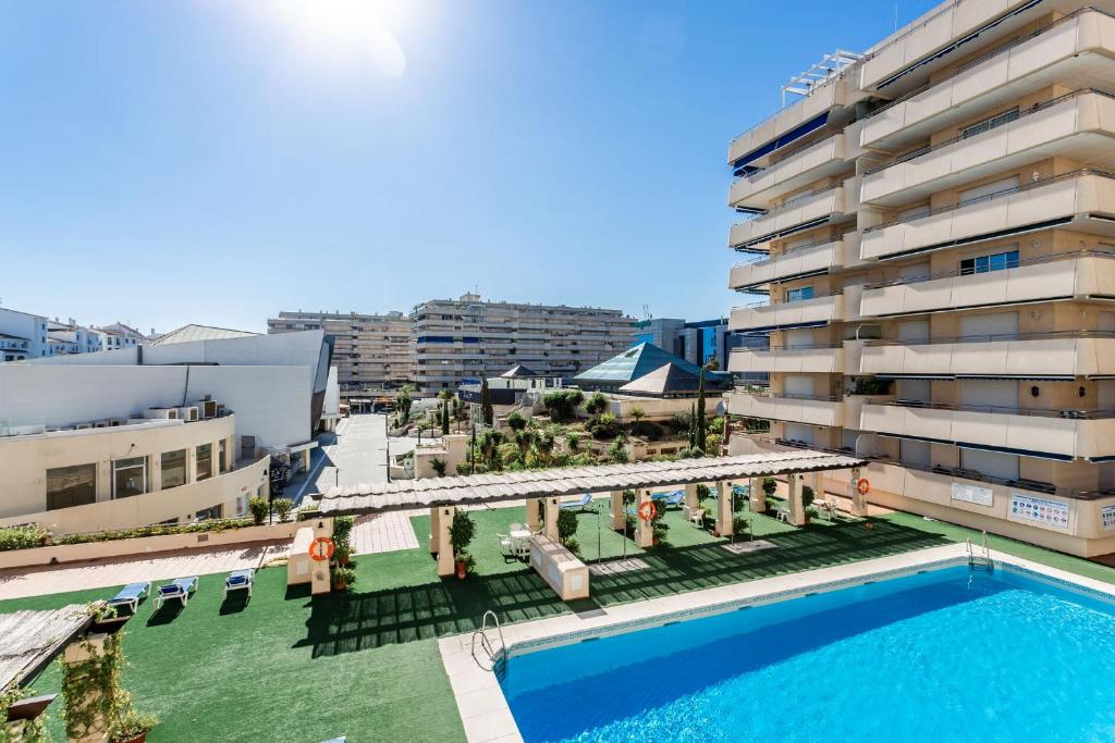 Bazén v ubytovaní by RIVA - Gorgeous 2 Bedroom Apartment in Centre of Puerto Banus alebo v jeho blízkosti
