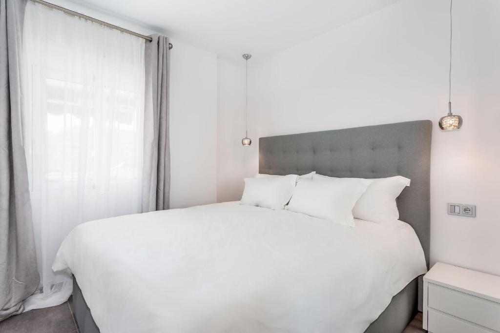 Posteľ alebo postele v izbe v ubytovaní by RIVA - Gorgeous 2 Bedroom Apartment in Centre of Puerto Banus