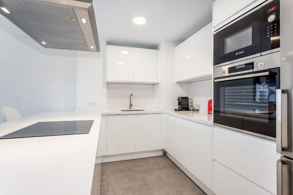 Kuchyňa alebo kuchynka v ubytovaní by RIVA - Gorgeous 2 Bedroom Apartment in Centre of Puerto Banus