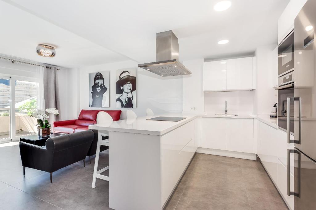 Kuchyňa alebo kuchynka v ubytovaní by RIVA - Gorgeous 2 Bedroom Apartment in Centre of Puerto Banus