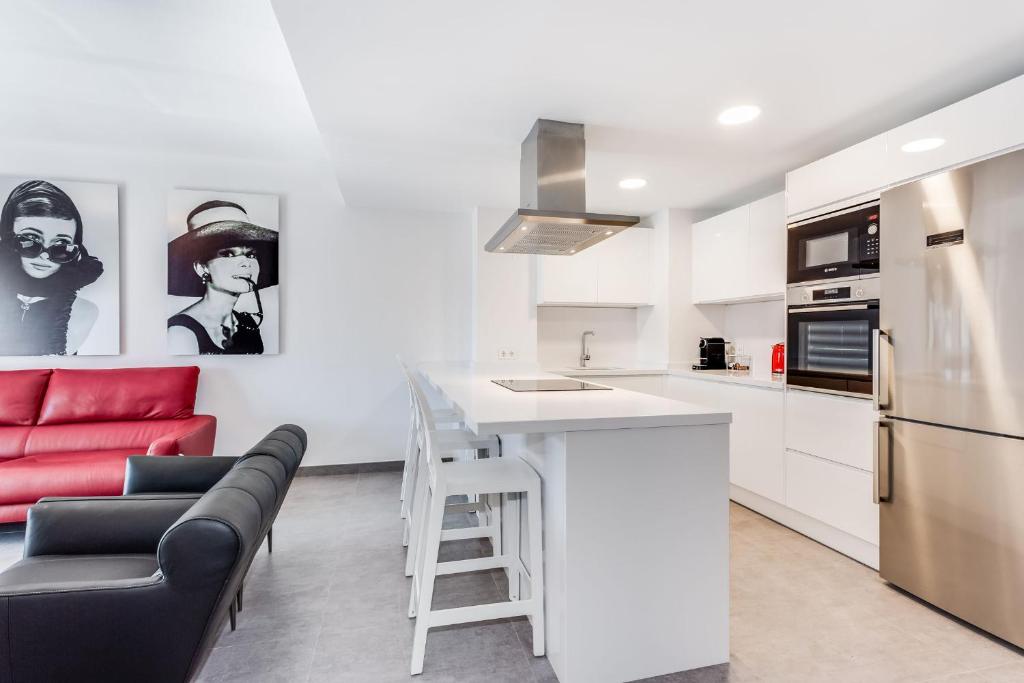 Kuchyňa alebo kuchynka v ubytovaní by RIVA - Gorgeous 2 Bedroom Apartment in Centre of Puerto Banus