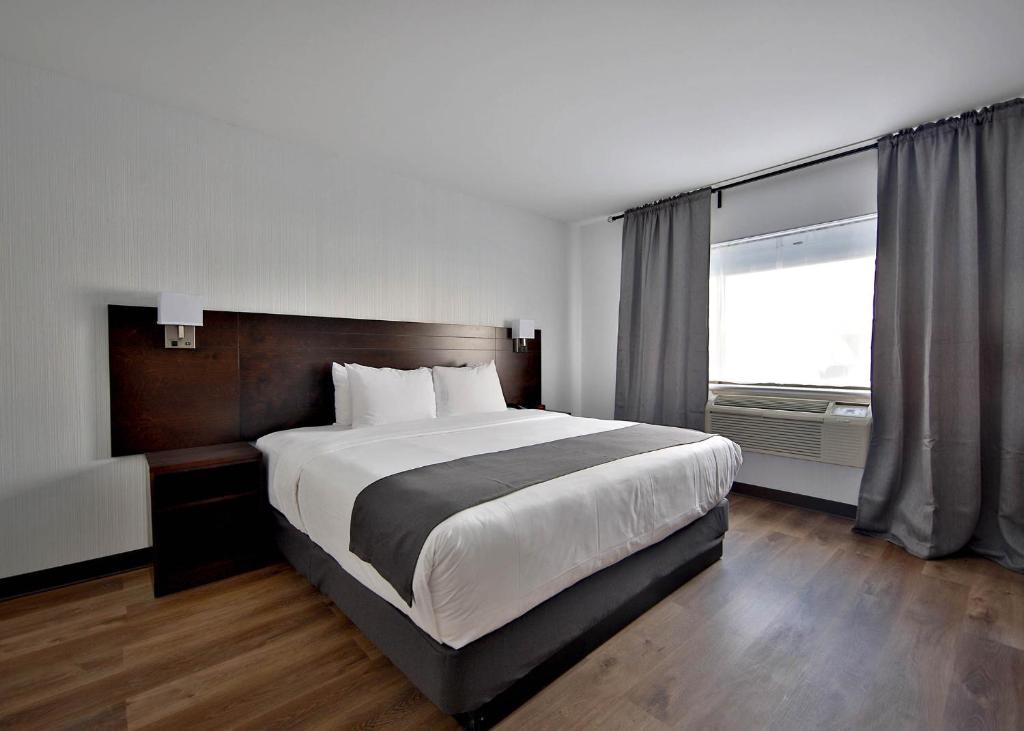 Postel nebo postele na pokoji v ubytování Hotel Newstar Montréal