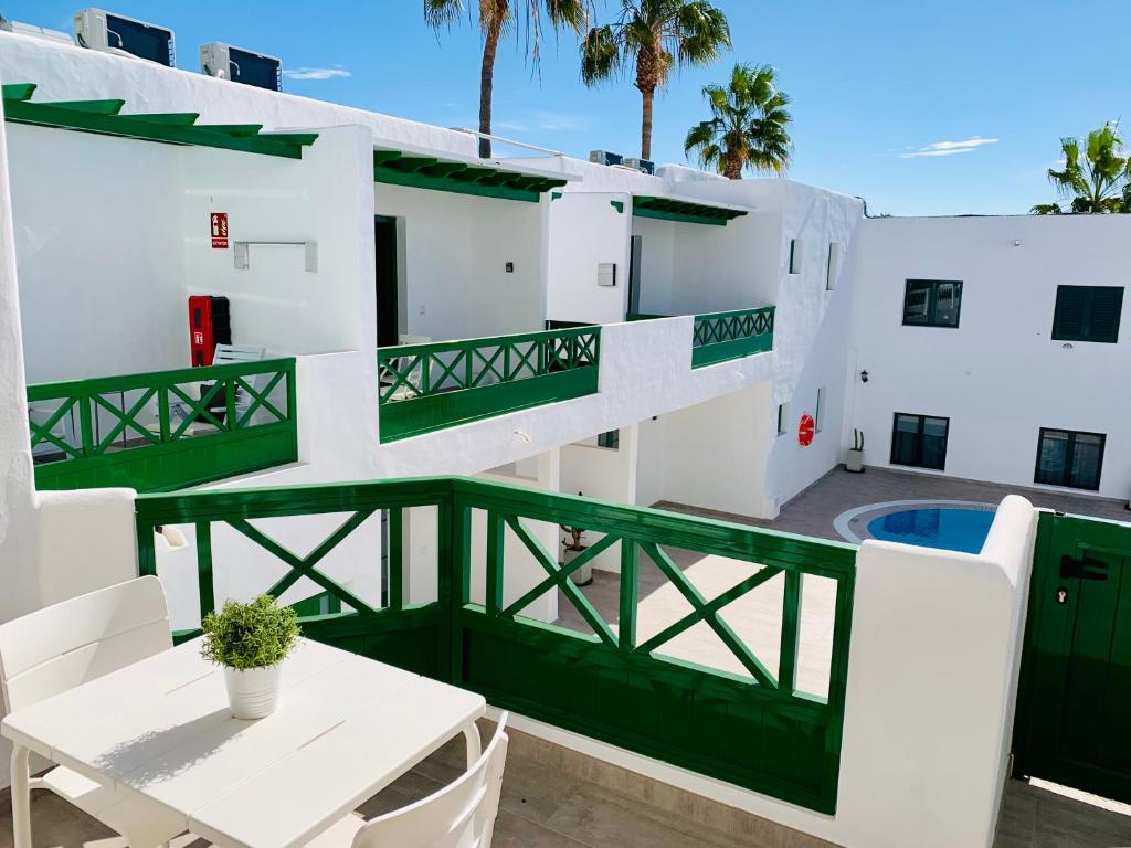 Bazén v ubytování Apartamentos Zalabar nebo v jeho okolí