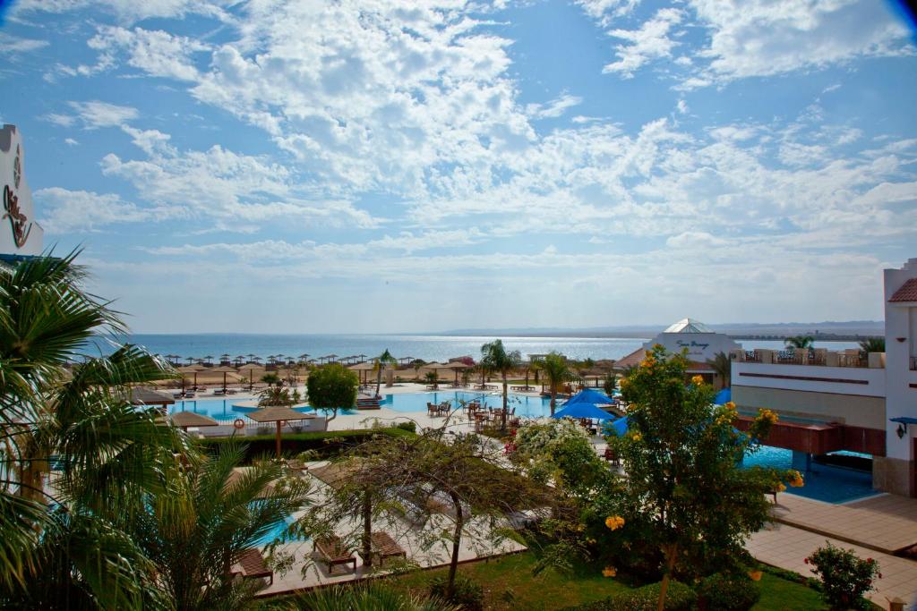 Blick auf den Pool in einem Resort in der Unterkunft Lahami Bay Resort in Abū Ghuşūn