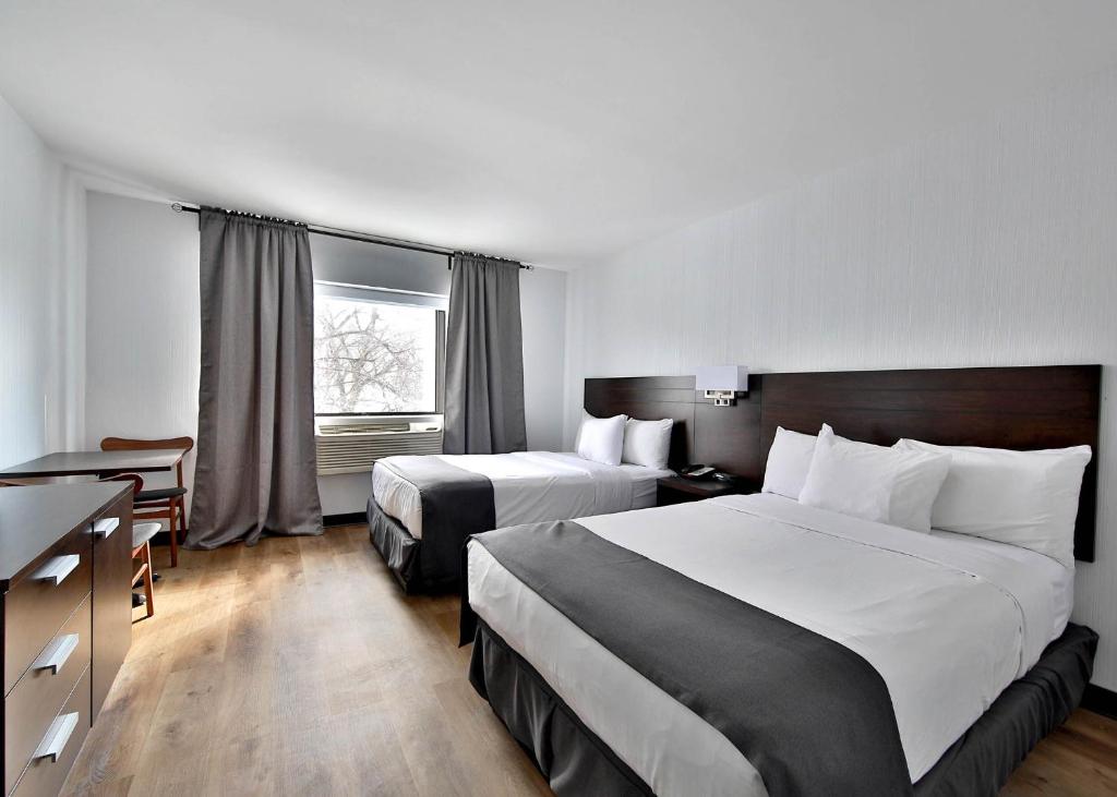 Postel nebo postele na pokoji v ubytování Hotel Newstar Montréal