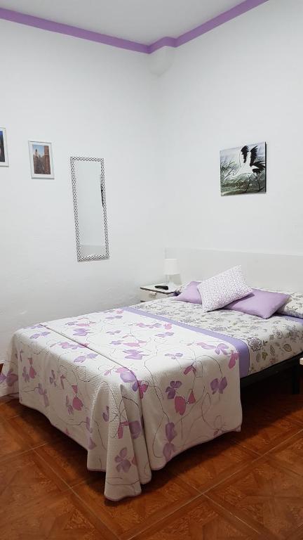 Cama o camas de una habitación en Hostal Loyola