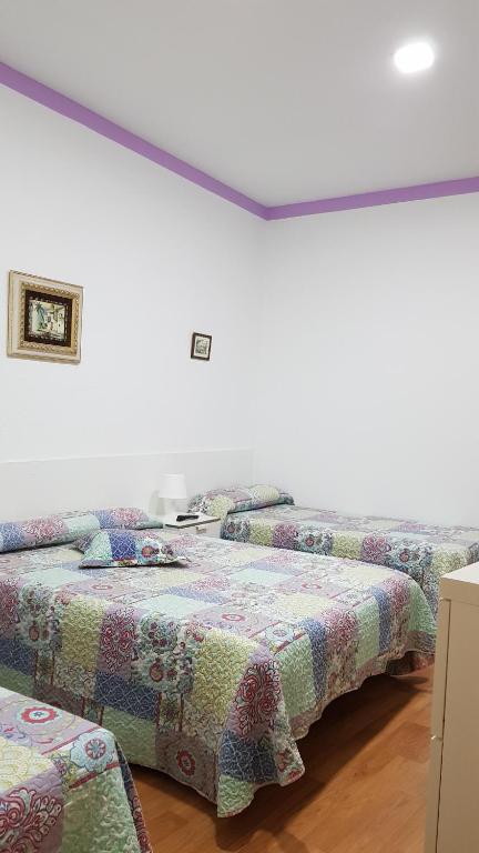 Cama o camas de una habitación en Hostal Loyola