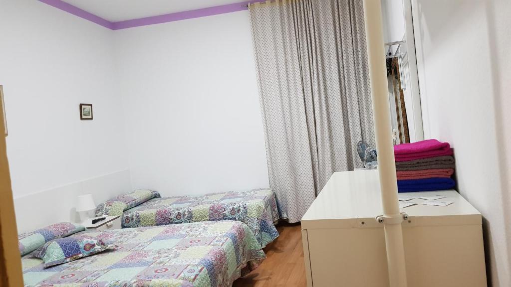 Cama o camas de una habitación en Hostal Loyola