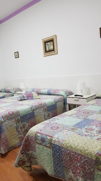 Cama o camas de una habitación en Hostal Loyola