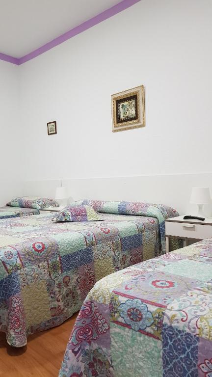 Cama o camas de una habitación en Hostal Loyola