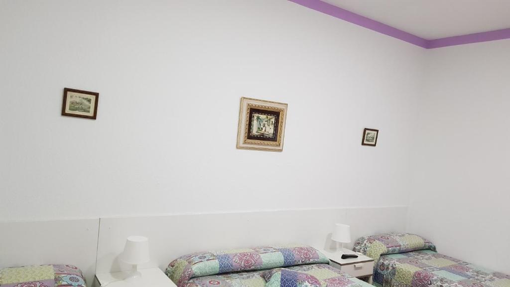 Cama o camas de una habitación en Hostal Loyola