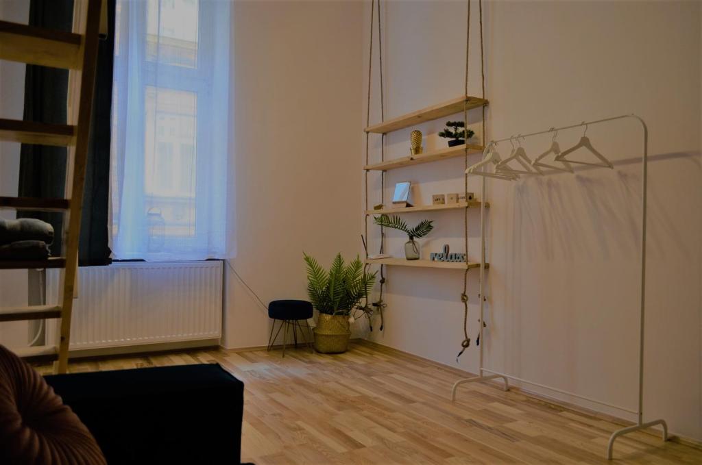 uma sala de estar com piso de madeira e uma janela em Apartament Meiselsa 2. em Cracóvia