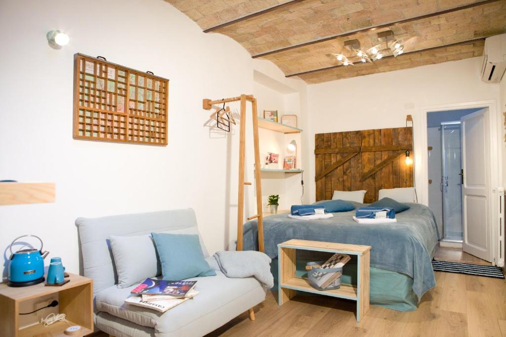 1 dormitorio con 1 cama, 1 sofá y 1 silla en Private Modern Studio Paolina City Center, en Roma