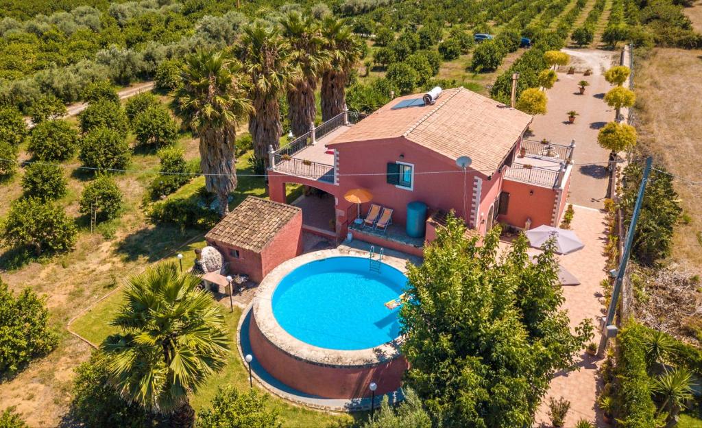 een luchtzicht op een huis met een zwembad bij Villa Adria in Floridia