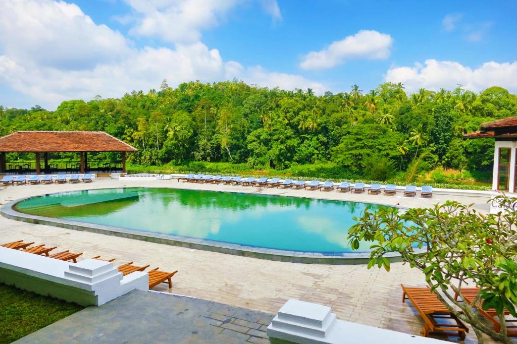 Bazén v ubytování Cinnamon Citadel Kandy nebo v jeho okolí