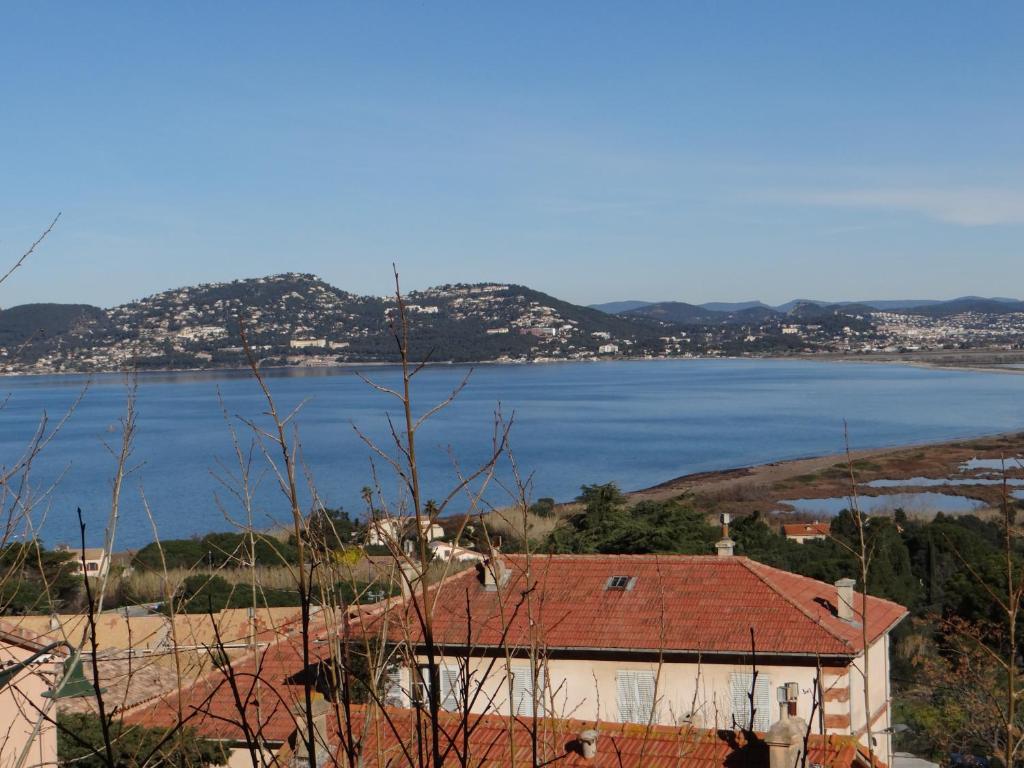 イエールにあるAppartement vue mer, Presqu'il de Giensの大水の家の眺め