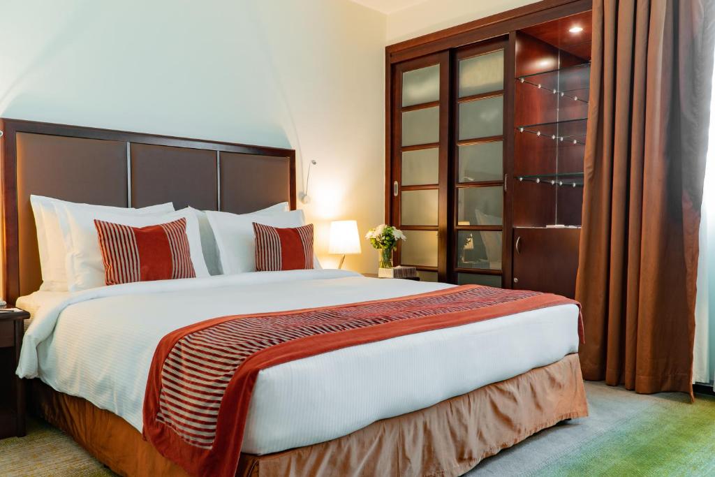 Postel nebo postele na pokoji v ubytování Al Ain Palace Hotel Abu Dhabi