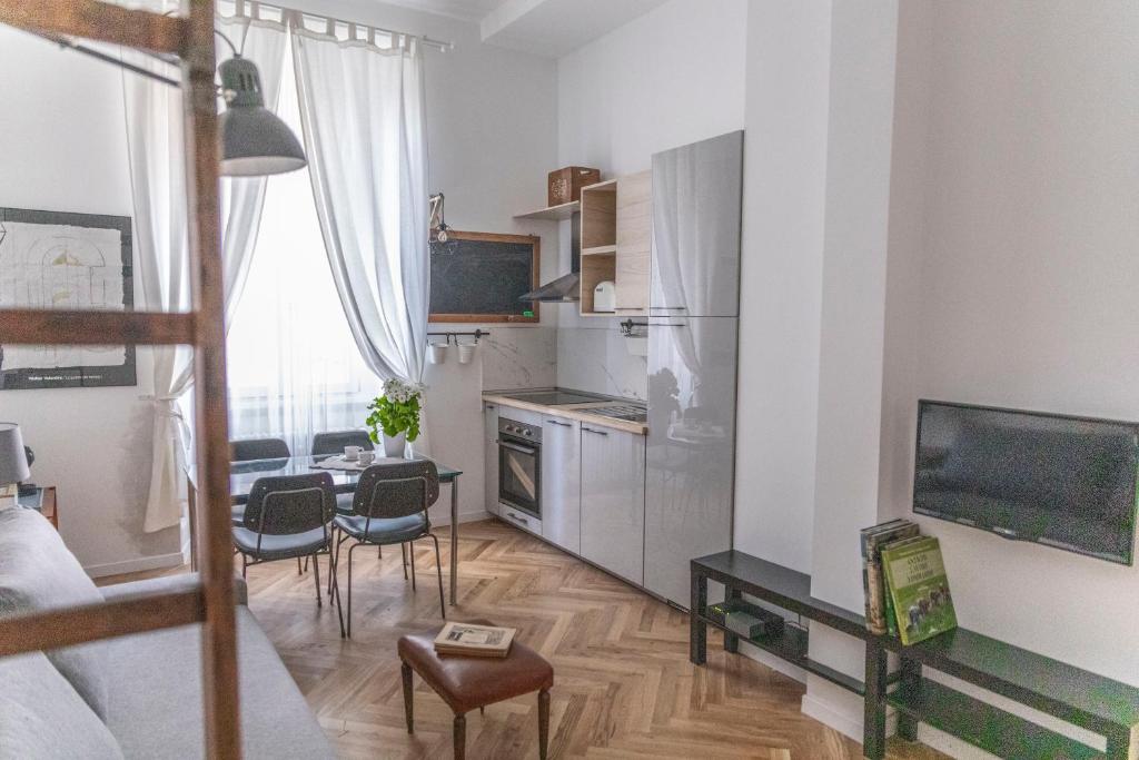 米蘭的住宿－Menabrea 33 - stylish apartment!，一间小公寓,设有厨房和客厅