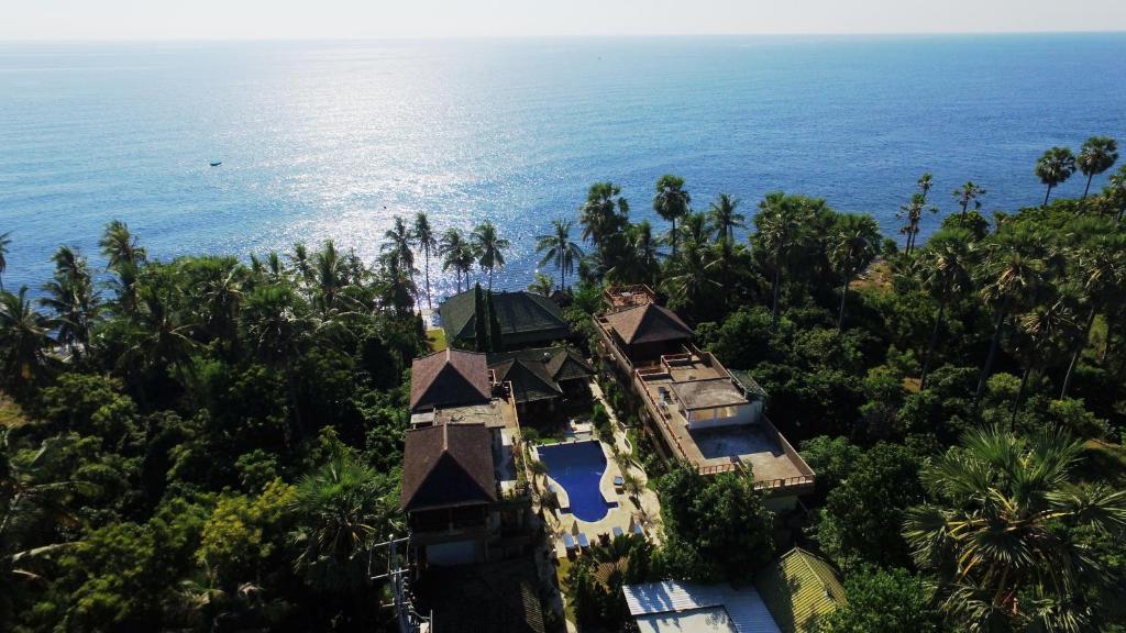 uma vista aérea de um resort com o oceano ao fundo em Villa Alba Bali Dive Resort em Tulamben
