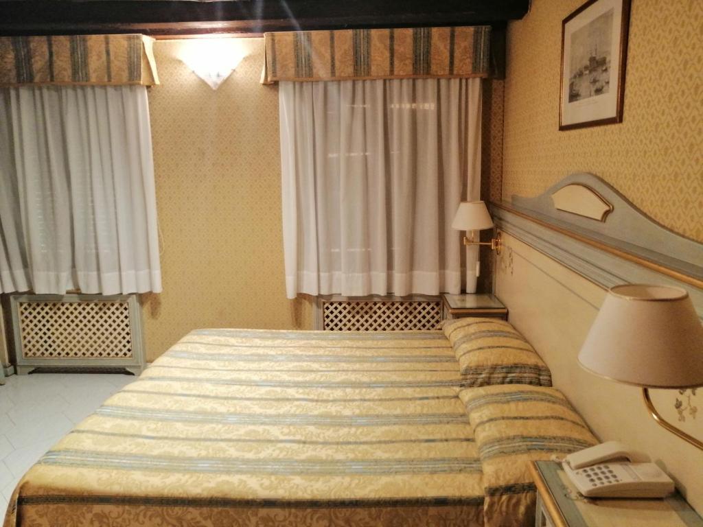 Postel nebo postele na pokoji v ubytování Hotel Falier