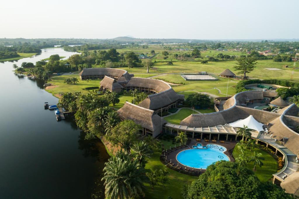z góry widok na ośrodek z basenem w obiekcie The Royal Senchi Hotel and Resort w mieście Oko Sombo