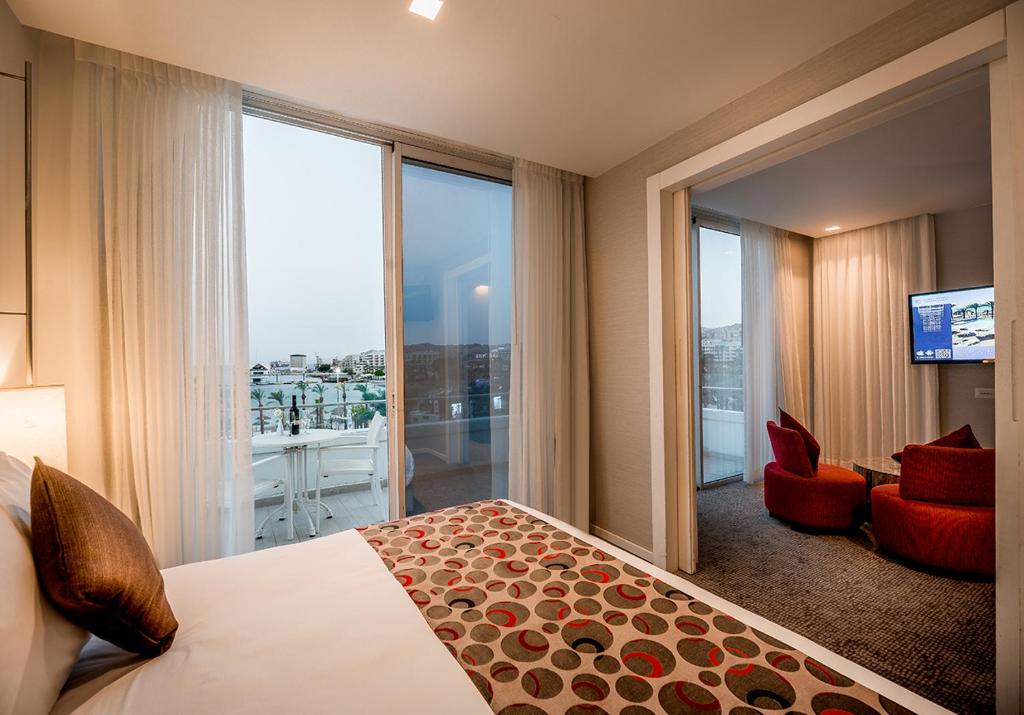 Postel nebo postele na pokoji v ubytování Astral Maris Hotel