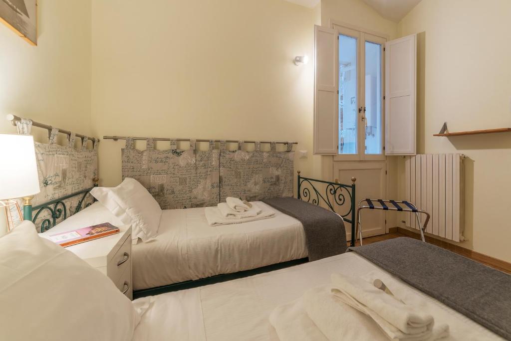 A bed or beds in a room at Casa Cornacchie - FromHometoRome