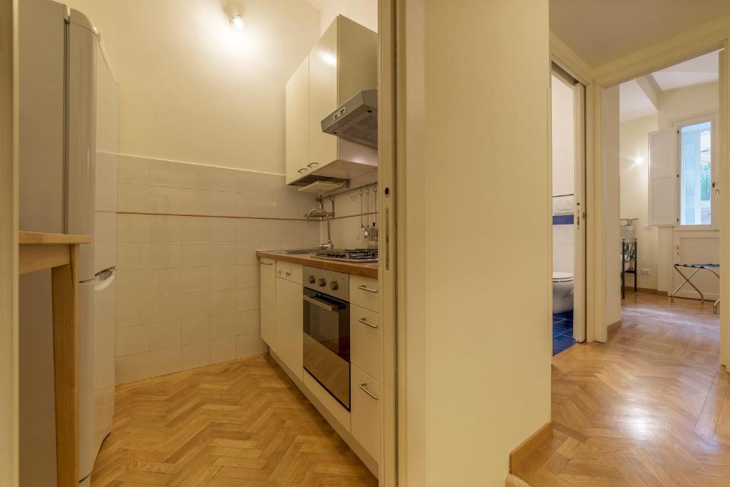 A kitchen or kitchenette at Casa Cornacchie - FromHometoRome
