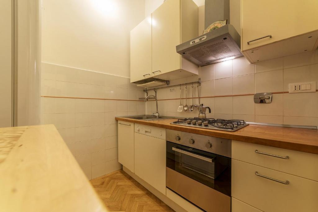 A kitchen or kitchenette at Casa Cornacchie - FromHometoRome
