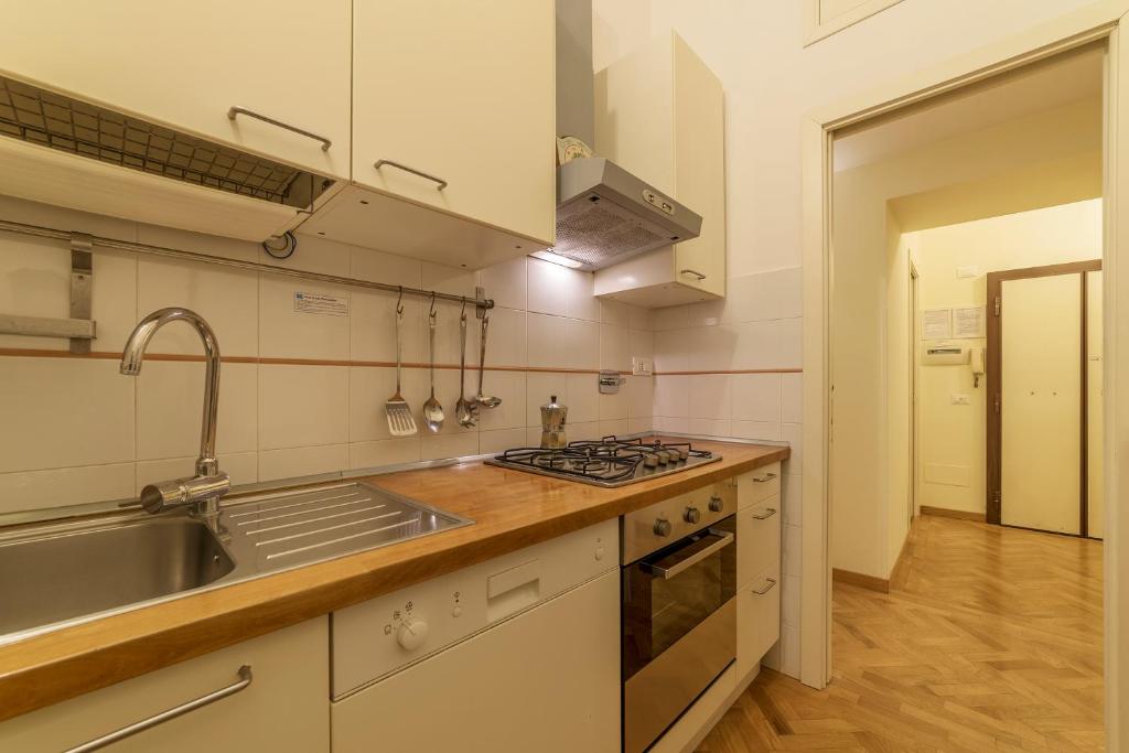 A kitchen or kitchenette at Casa Cornacchie - FromHometoRome