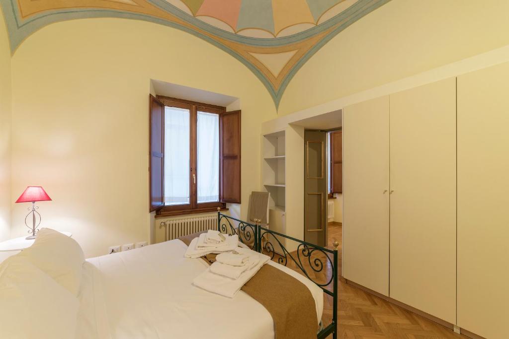 A bed or beds in a room at Casa Cornacchie - FromHometoRome