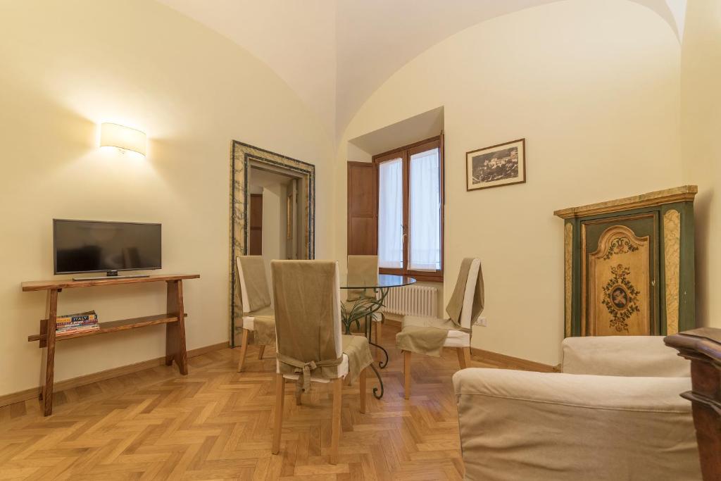 A television and/or entertainment centre at Casa Cornacchie - FromHometoRome