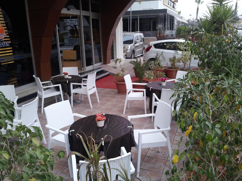 A restaurant or other place to eat at Kar Hotel